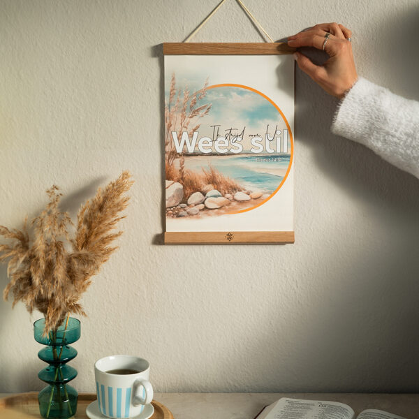 Textielposter Wees Stil Exodus A4 met Houten Hangers